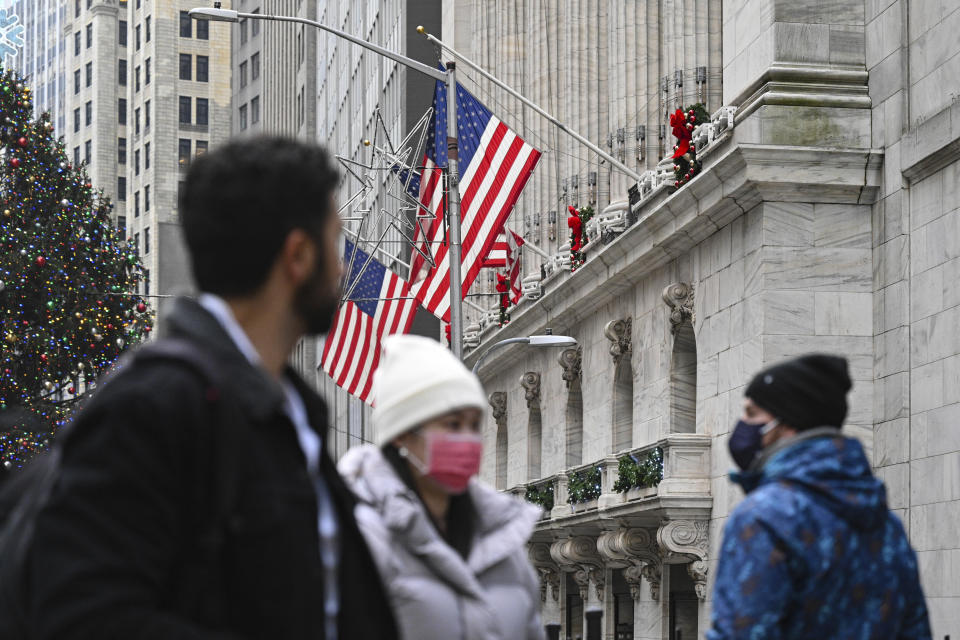 Foto vun: NDZ/STAR MAX/IPx 2021 12/30/21 D'Leit ginn den 30. Dezember 2021 zu New York laanscht d'New York Stock Exchange (NYSE) op Wall Street.