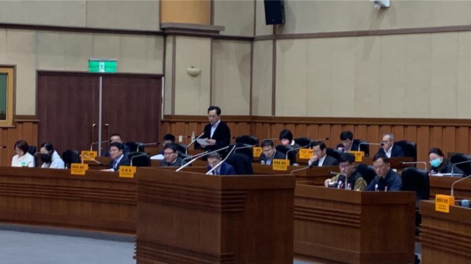 基隆東岸廣場爭議持續延燒，今日基隆市議會召開臨時會，先由交通處長王圳宏報告。王圳宏再度聲明基市府是與大日簽訂合約，並依照合約逕行點交。（徐佑昇攝）