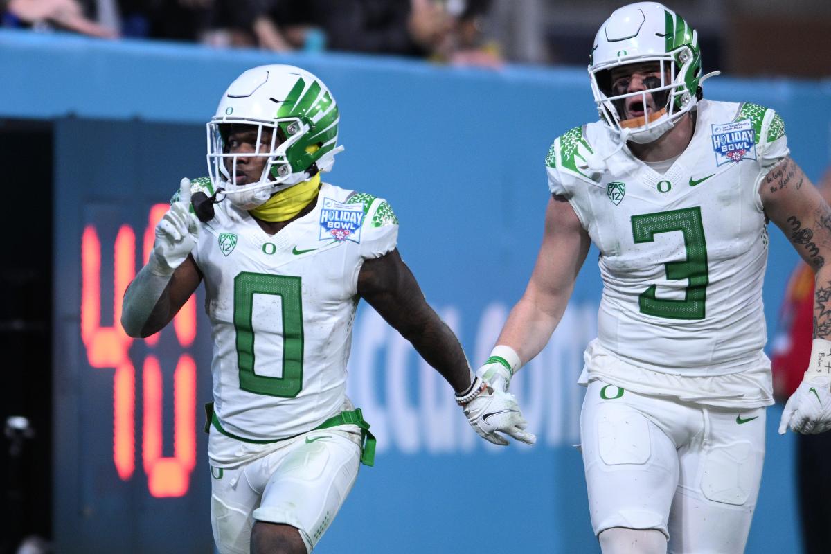 PHOTOS: Oregon Is Wearing Ridiculously Bright All-Yellow Uniforms