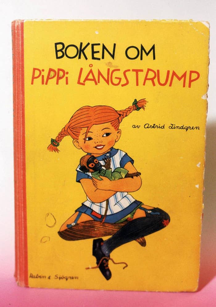 Book cover of "Boken om Pippi Långstrump" by Astrid Lindgren, featuring Pippi Longstocking holding a monkey