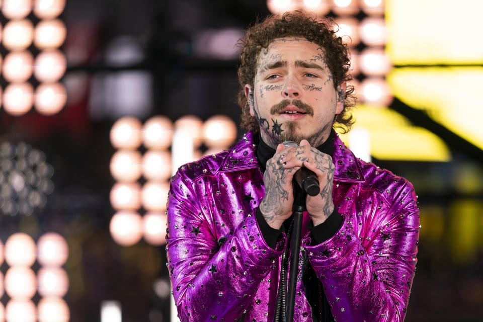 En esta foto del 31 de diciembre del 2019, Post Malone actúa en la celebración de Año Nuevo de Times Square en Nueva York. Post Malone recibió el lunes 22 de septiembre del 2020 16 nominaciones a los Premios Billboard de la Música, incluyendo a mejor artista. (Foto por Ben Hider/Invision/AP, Archivo)