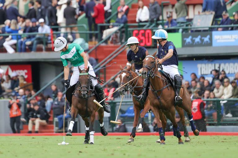 Entre Adolfito y Nero tratan de contener a Jeta Castagnola en la final