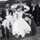 <p><b>23 mai 1953.</b> Quelque temps après le début de leur relation, John Fitzgerald Kennedy demande la main de Jackie. Officiellement annoncé le 25 juin, le mariage est célébré peu de temps après, le 12 septembre à Hammersmith Farm à Newport (Rhode Island), en présence de 1 200 invités.</p><br>