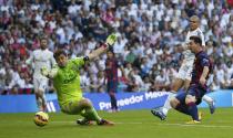 Barcelona's Lionel Messi (R) tries to score against Real Madrid's goalkeeper Iker Cassillas during their Spanish first division "Clasico" soccer match at the Santiago Bernabeu stadium in Madrid October 25, 2014. REUTERS/Sergio Perez (SPAIN - Tags: SOCCER SPORT)