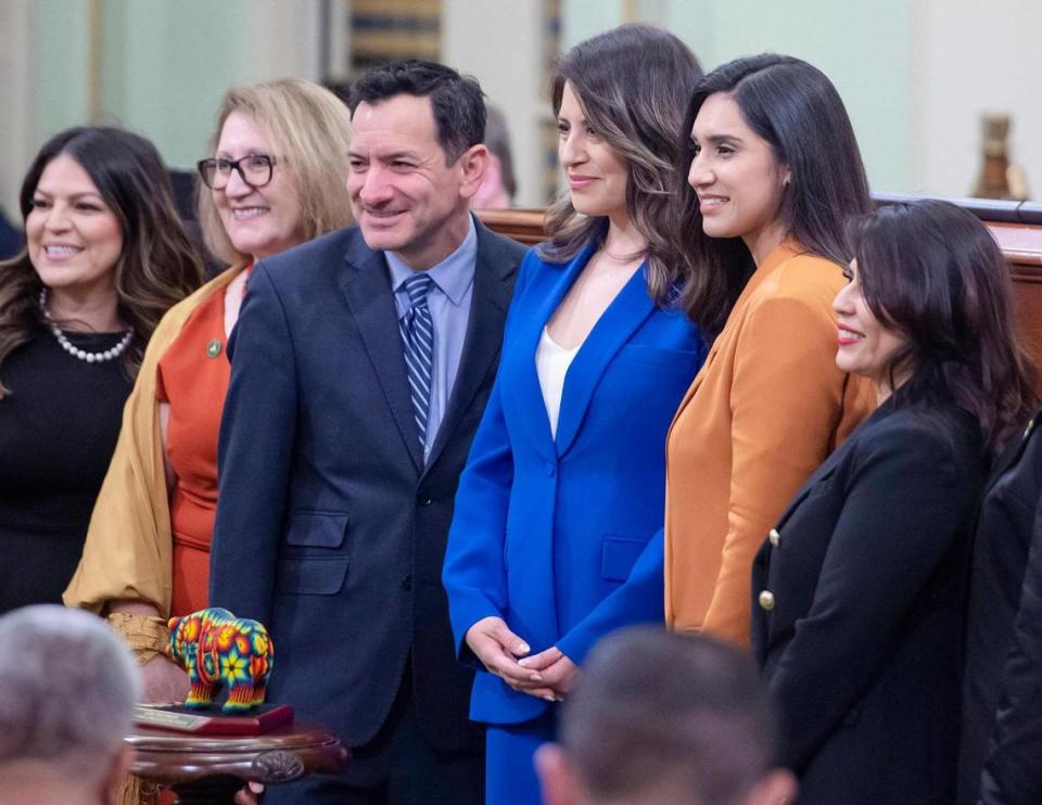 Graciela Moreno, en el centro de azul, periodista ganadora de un premio Emmy en KFSN-ABC30 en Fresno, es reconocida como homenajeada durante los Premios Espíritu Latino, el lunes 1º de mayo de 2023, en el Capitolio estatal, en el centro de Sacramento. Cada año, el Grupo Legislativo Latino de California otorga el Premio Espíritu Latino a latinos destacados en diversos campos.