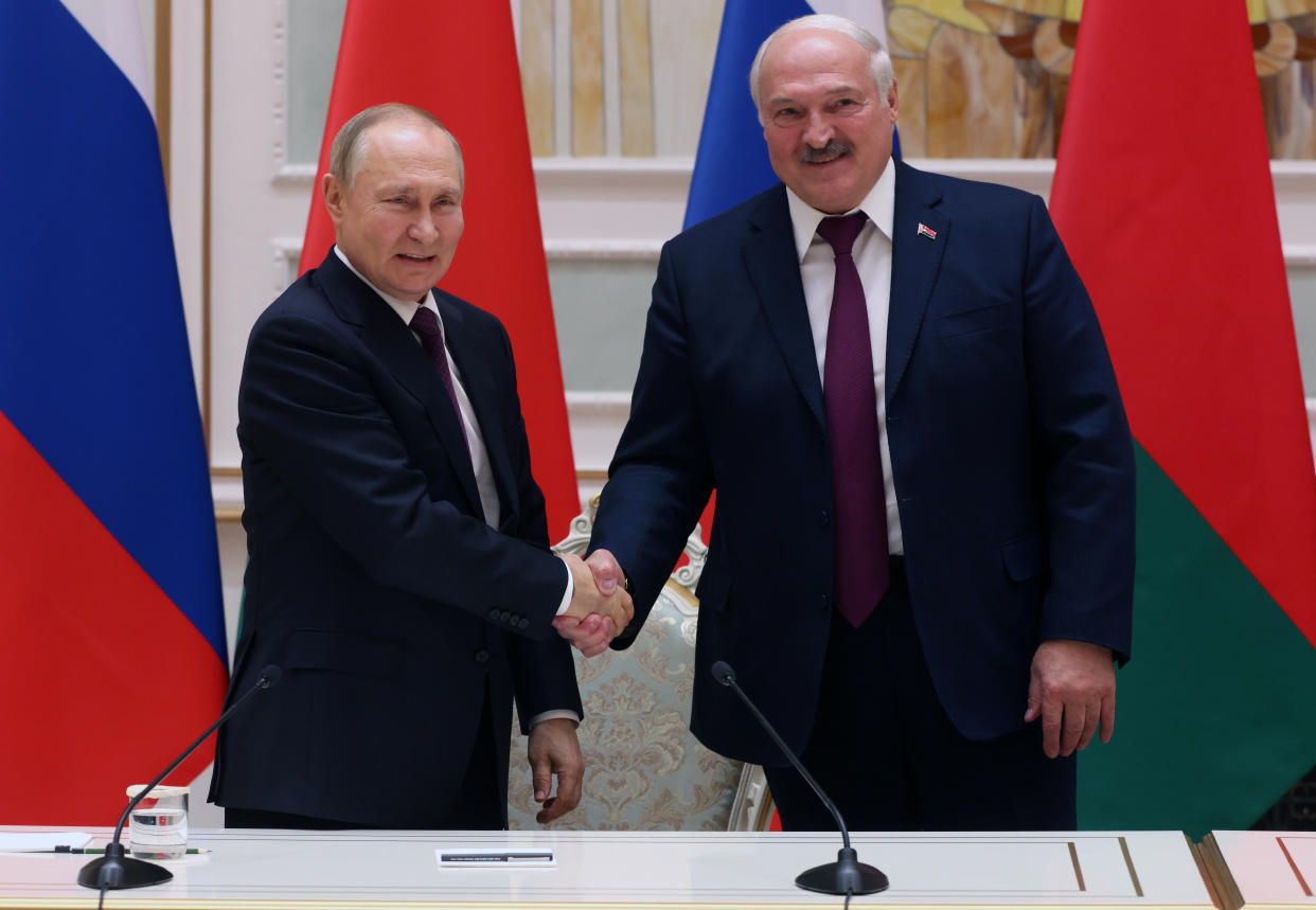 MINSK, BELARUS - DECEMBER 19: (RUSSIA OUT) Russian President Vladimir Putin and Belarussian President Alexander Lukashenko shake hands before a press conference at the Palace of Independence December 19, 2022 in Minsk, Belarus. President Putin is having a one-day visit to Belarus to talk on military and economic cooperation. (Photo by Contributor/Getty Images)