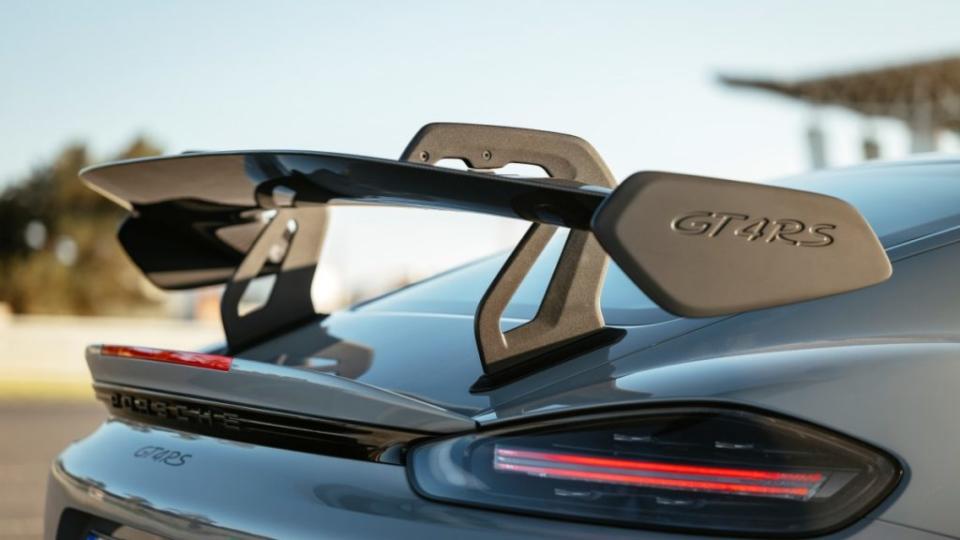 車尾大型尾翼還用上來自911 RSR的倒鉤式連趕設計。(圖片來源/ Porsche)