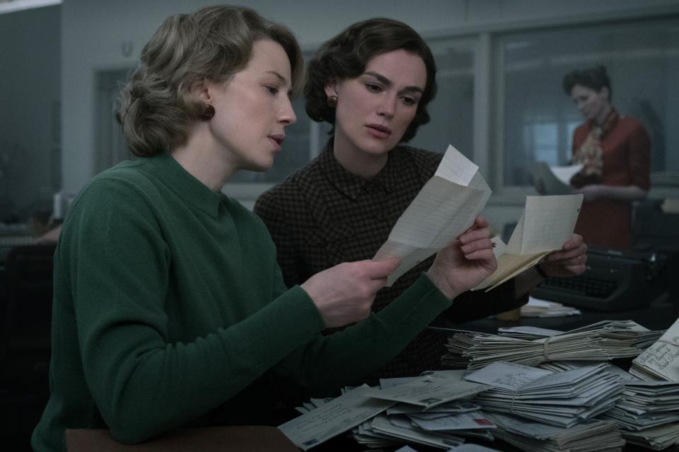 Carrie Coon as Jean Cole and Keira Knightley as Loretta McLaughlin in 20th Century Studios' BOSTON STRANGLER, exclusively on Hulu.