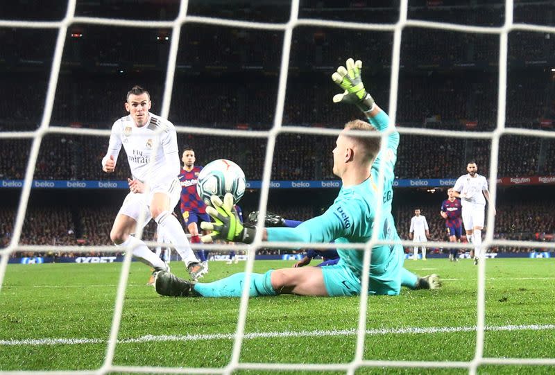 El delantero del Real Madrid Gareth marca un gol que luego fue anulado por fuera de juego en el clásico ante Barcelona por la liga española.