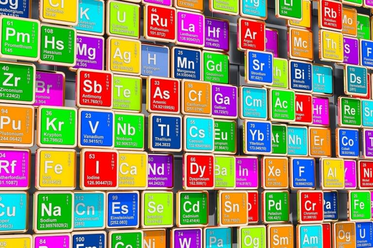 La tabla periódica de los elementos; el silicio es semiconductor y muy abundante en la corteza terrestre