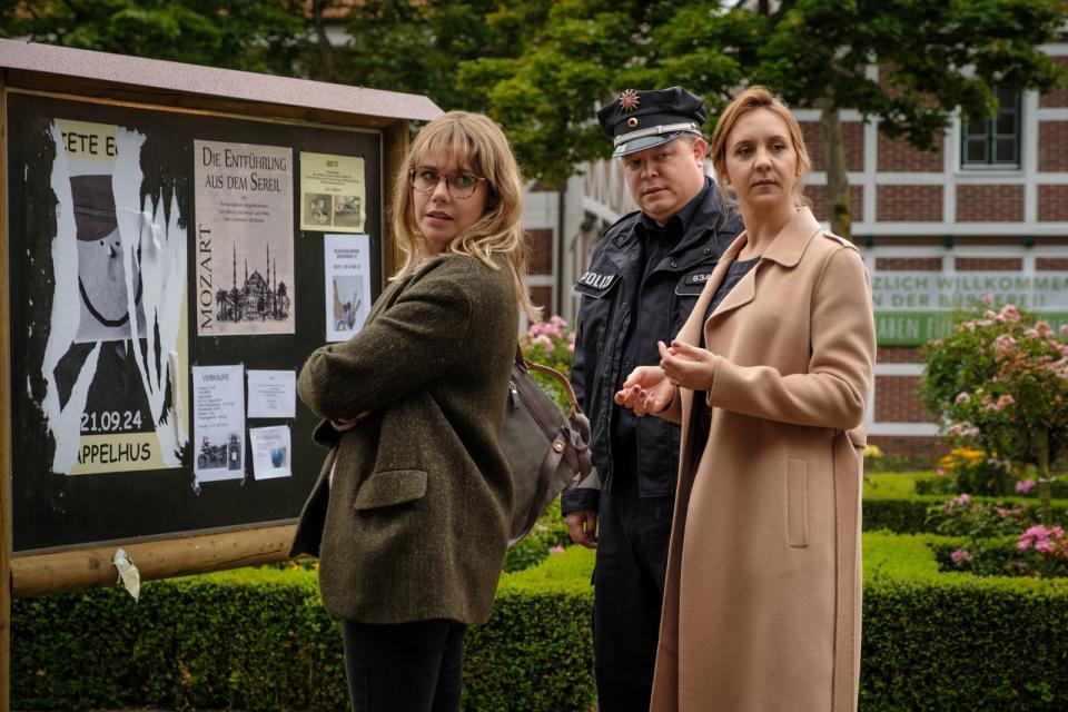 Journalistin Beke (Felicitas Woll, links), Polizist Kalle (Roland Wolf) und Bürgermeisterin Heide (Anne Roemeth) sind ratlos: Wer hat die Plakate für die Lesung des neuen Stadtschreibers abgerissen?  (Bild: ZDF/Conny Klein)