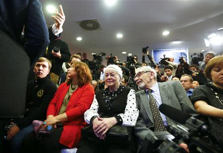 Marina (C) and Boris Khodorkovsky, parents of freed Russian former oil tycoon Mikhail Khodorkovsky listen during his news conference in the Museum Haus am Checkpoint Charlie in Berlin, December 22, 2013. REUTERS/Thomas Peter