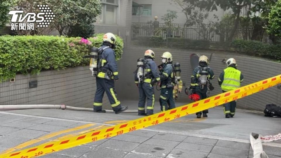 北市內湖金矽谷大樓地下停車場發生火警。（圖／黃城碩攝）