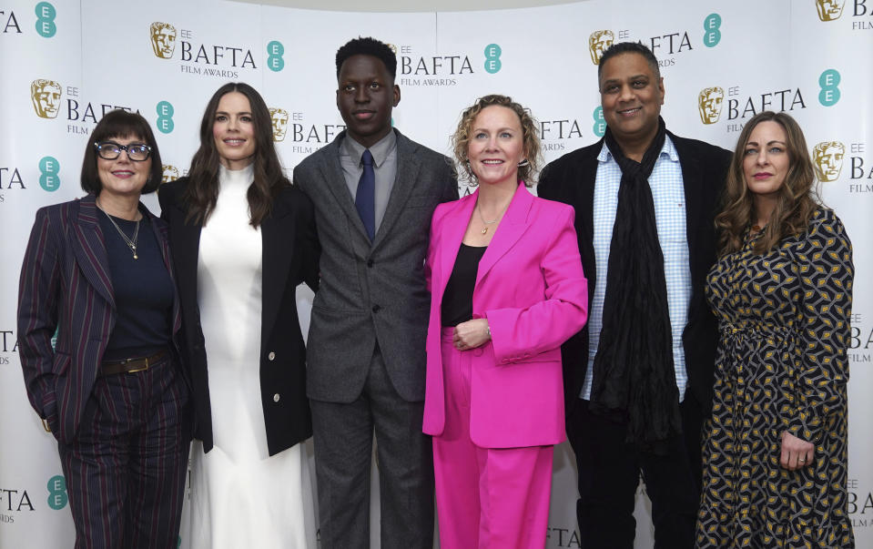 De izquierda a derecha, la directora de los Premios de la Academia Británica de Cine (BAFTA por sus siglas en inglés) Jane Millichip, la actriz Hayley Atwell, el actor Toheeb Jimoh, la presidenta del comité de cine de los BAFTA Anna Higgs, el presidente de los BAFTA Krishnendu Majumdar y la directora ejecutiva de premios y contenido de los BAFTA Emma Baehr posan durante las nominaciones de los BAFTA 2023, en la sede de los premios en Londres el 19 de enero de 2023. (Yui Mok/PA vía AP)