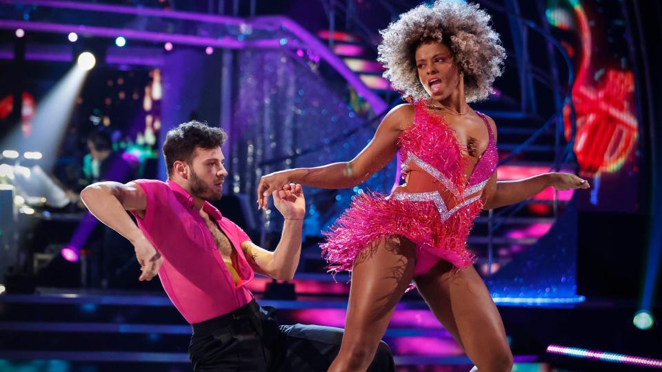 Fleur East and Vito Coppola dance Cha Cha Cha on Strictly