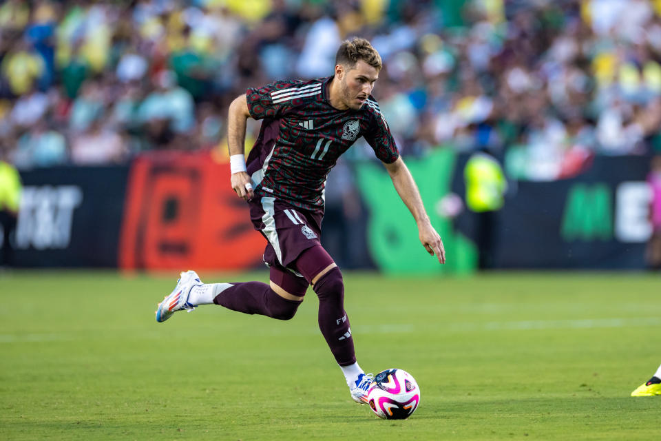 COLLEGE STATION, TX - JUNE 08: Mexico forward Santiago Gimenez (#11) dribbles up field during the international friendly soccer match between Brazil and Mexico on June 8, 2024 at Kyle Field in College Station, TX. (Photo by  Matthew Visinsky/Icon Sportswire via Getty Images)