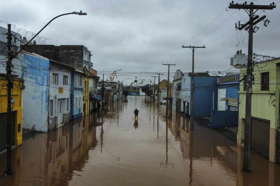 Un hombre camina por una zona inundada por los fuertes aguaceros, en Porto Alegre, Río Grande do Sul, Brasil, el 3 de mayo de 2024. (AP Foto/Carlos Macedo)