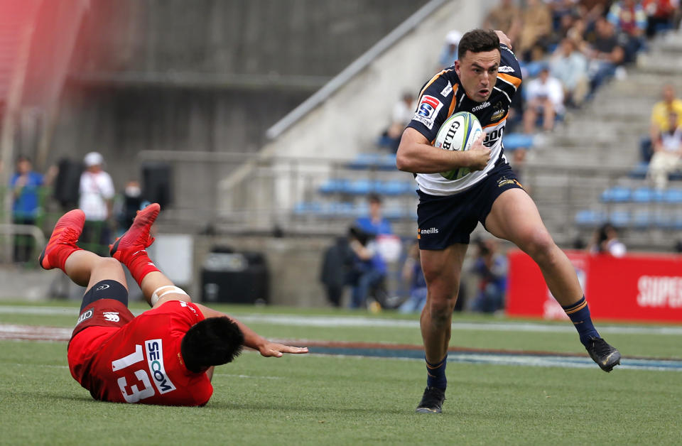 FILE - In this June 1, 2019, file photo, the Brumbies' Tom Banks, right, runs past the Sunwolves' Jason Emery during their Super Rugby game in Tokyo. Banks will start at fullback for Australia in the first Bledisloe Cup test against New Zealand, Sunday, Oct. 11, 2020. (AP Photo/Shuji Kajiyama, File)