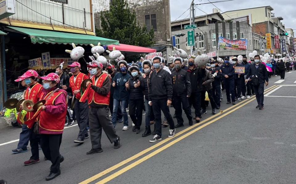 苗栗縣頭份市農會與市公所十六日聯合舉辦踩街及表彰優秀農民大會，熱鬧慶祝一一二年農民節。（記者謝國金攝）