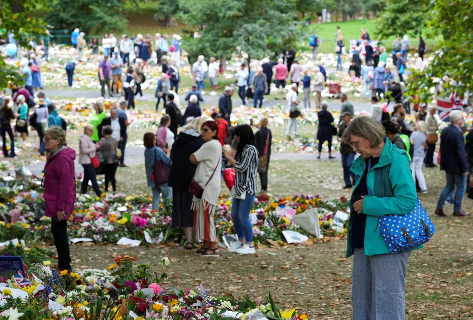 Mourners pay their respects with flowers at Green Park (REUTERS)