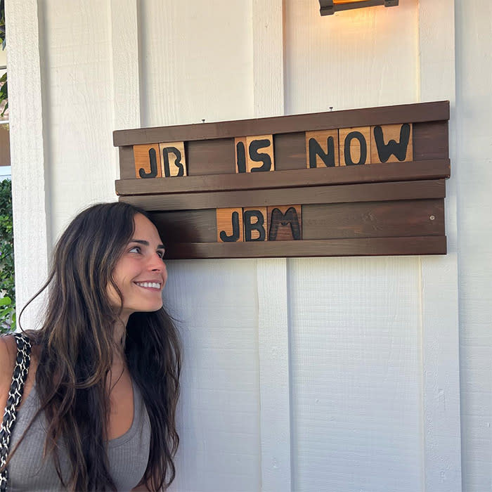 Jordana Brewster junto a sus nuevas iniciales como recién casada