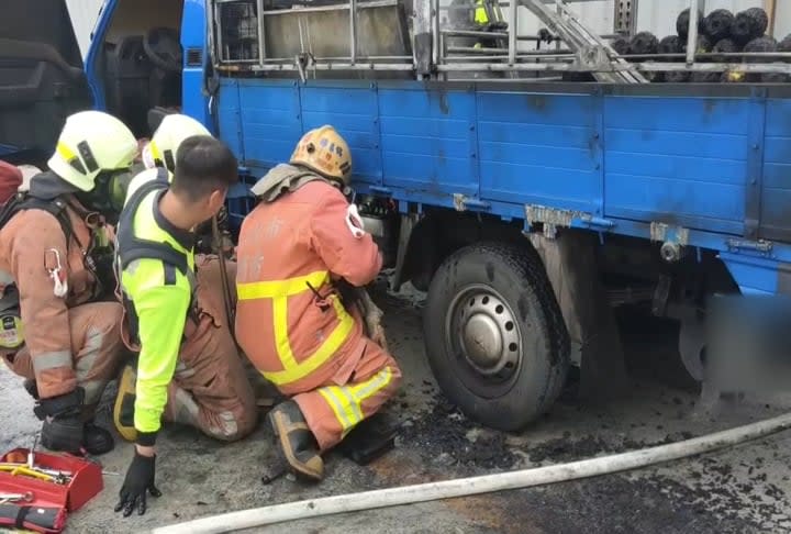 疑亂丟菸蒂釀禍　貨車滿載鳳梨竄火！車輛成廢鐵