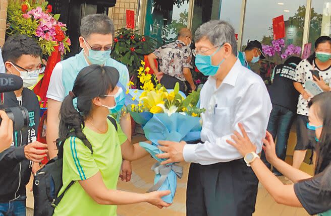 台北市長柯文哲（右）領軍插旗外島金門，受到當地支持者熱烈歡迎。（李金生攝）