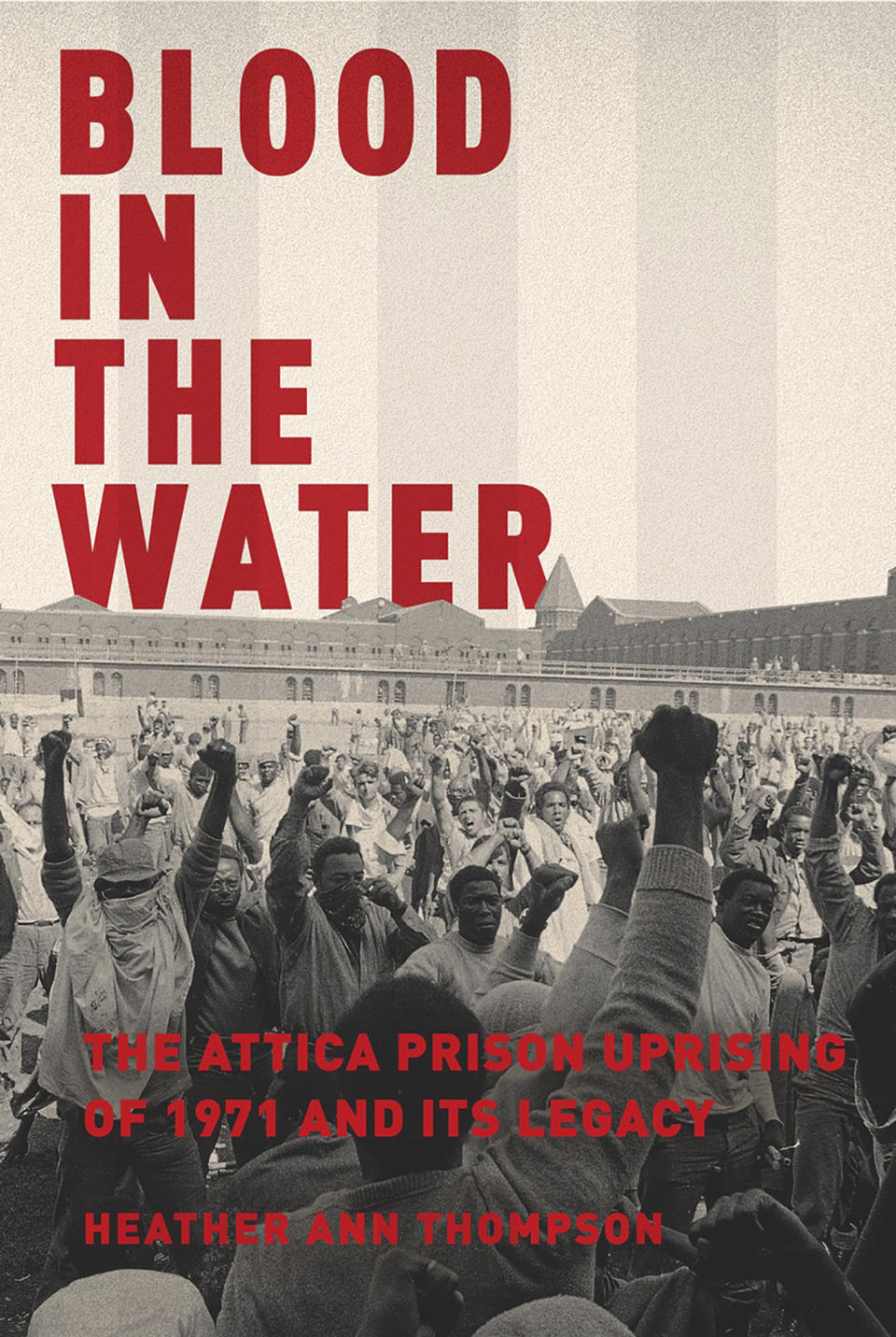 La portada de "Blood in the Water: The Attica Prison Uprising of 1971 and Its Legacy” de Heather Ann Thompson en una imagen proporcionada por Pantheon. El libro ganó el Pulitzer en la categoría de historia el lunes 10 de abril de 2017. (Pantheon via AP)