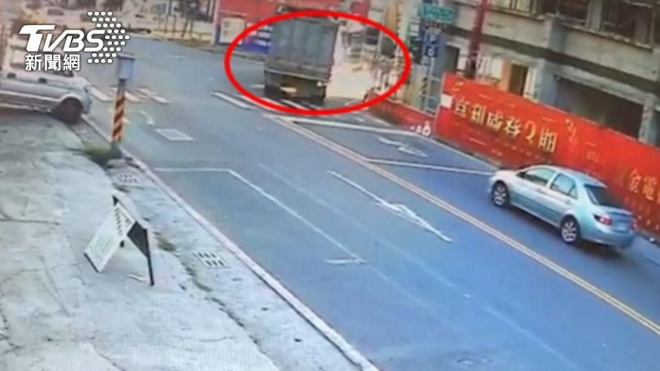 曳引車司機發現撞到人緊急煞車。（圖／TVBS）