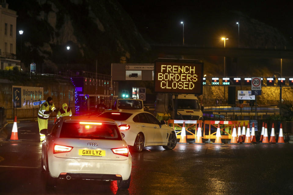 La policía impide el paso de vehículos en Dover después del cierre entre la frontera británica y la francesa. (Photo by Steve Parsons/PA Images via Getty Images)