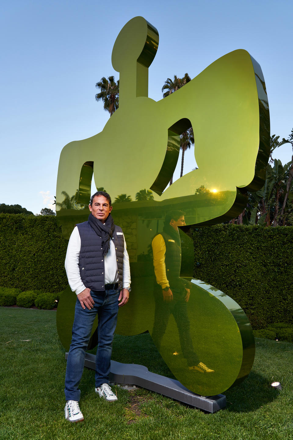 El coleccionista Eugenio López Alonso, heredero del imperio del Grupo Jumex en México, con su escultura de Jeff Koons 