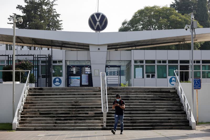 FILE PHOTO: Union at Volkswagen in Mexico holds new contract vote
