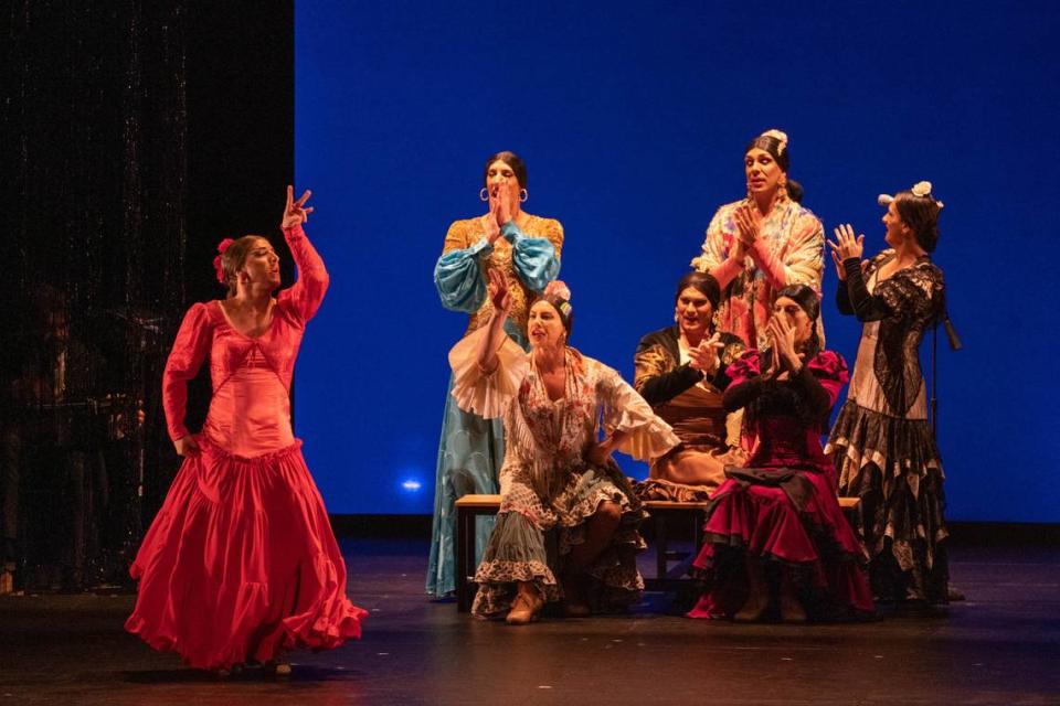 Manuel Liñán y sus seis bailarines extraordinarios en “Viva!!”, que se presentó en abril en el Arsht Center como máxima atracción del XIII Festival de Flamenco. 