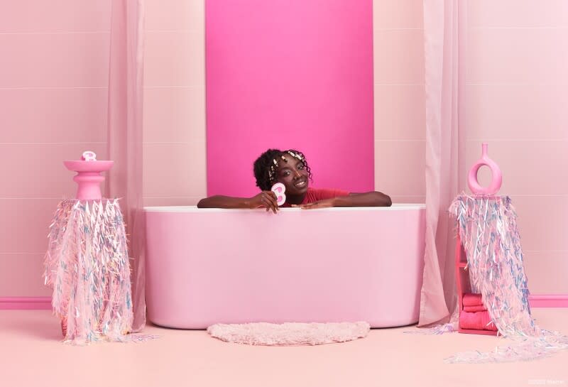 Barbie™標誌性的B字母在浴缸中滋滋作響，伴隨汽泡幻化為粉紅色的迷人暖浴