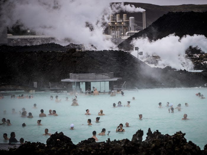 blue lagoon iceland crowds