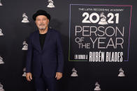 El homenajeado Rubén Blades llega a la ceremonia en su honor como Persona del Año de la Academia Latina de la Grabación el miércoles 17 de noviembre de 2021 en el hotel y casino Mandalay Bay en Las Vegas. (AP Foto/Chris Pizzello)
