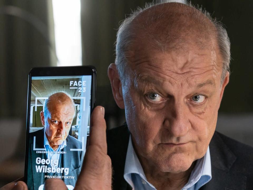&quot;Wilsberg: Ins Gesicht geschrieben&quot;: Selbst über Offliner Georg Wilsberg (Leonard Lansink) findet die App &quot;Face23&quot; einige wenige Treffer im Netz. (Bild: ZDF/Thomas Kost)