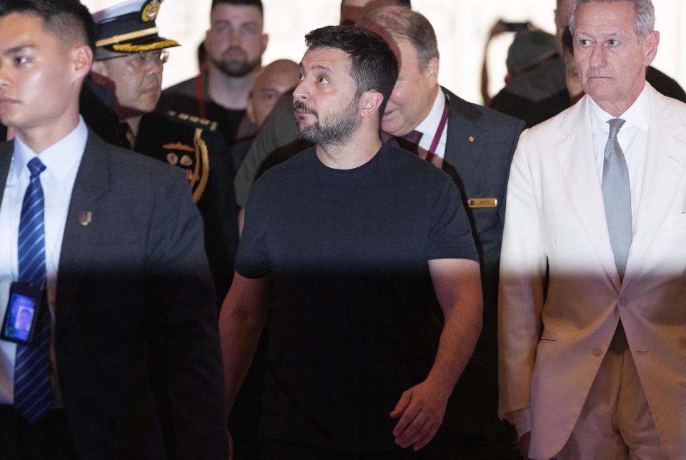 Ukraine president Volodymyr Zelensky is accompanied by Executive Chairman of IISS John Chipman (R) as he arrive at the Shangri-la Hotel to attend the International Institute for Strategic Studies (IISS) 21th Shangri-La Dialogue in Singapore, 01 June 2024 (EPA)