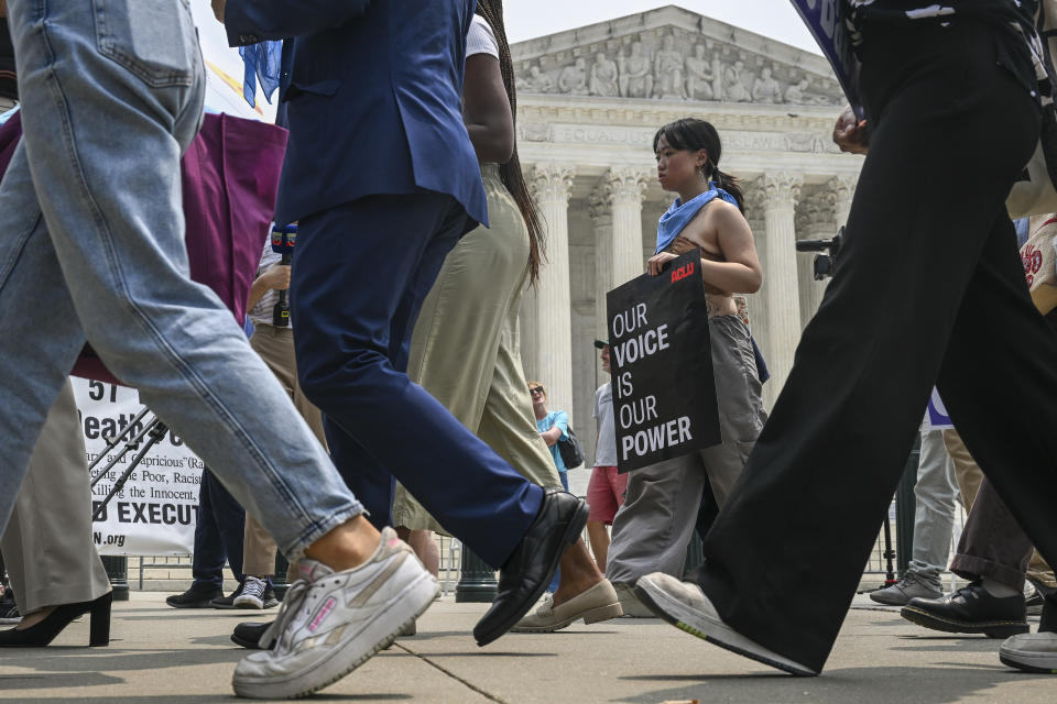 Partidarios de la acción afirmativa protestan cerca de la Corte Suprema, en Washington, el 29 de junio de 2023. (Kenny Holston/The New York Times).