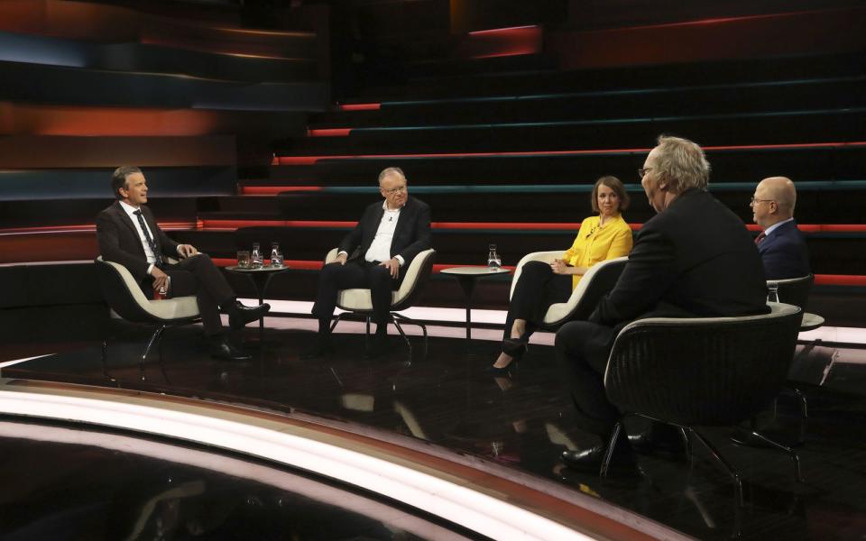 Im ZDF-Talk diskutierten am Donnerstag, von link: Gastgeber Markus Lanz, Ministerpräsident Stephan Weil, Journalistin Helene Bubrowski, Bahn-Experte Christian Böttger und Schienenverkehr-Beauftragter Michael Theurer. (Bild: ZDF / Cornelia Lehmann)