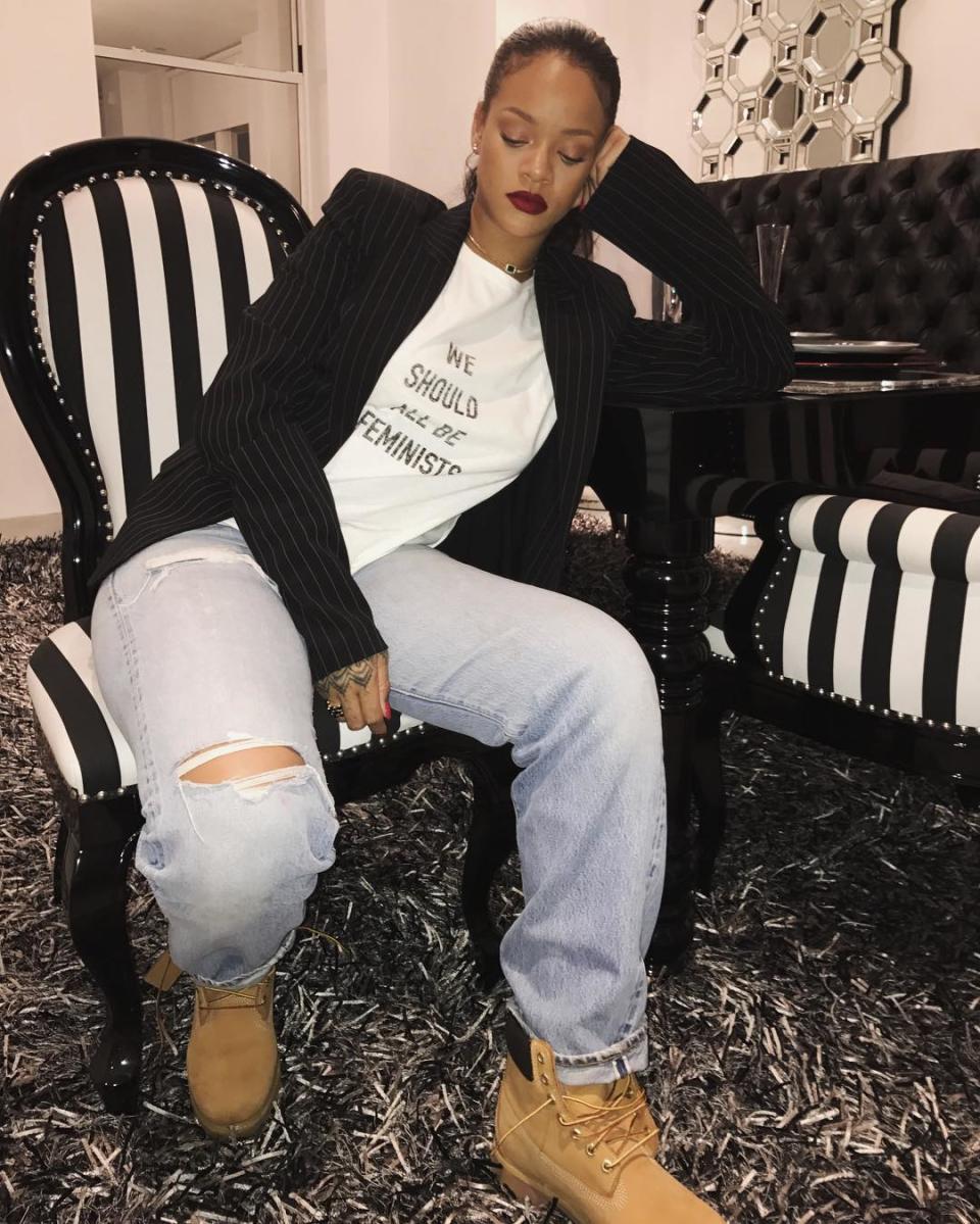 Eine Kämpferin für die Rechte von Frauen ist auch Sängerin Rihanna. Sie teilte auf ihrem Instagram-Account ein Bild von sich mit dem Protest-Shirt. Dazu schrieb sie: "I love Dior". Wahrscheinlich nicht nur wegen der trendigen Designs, sondern auch wegen der coolen Aktion. (Bild-Copyright: Instagram/badgalriri)