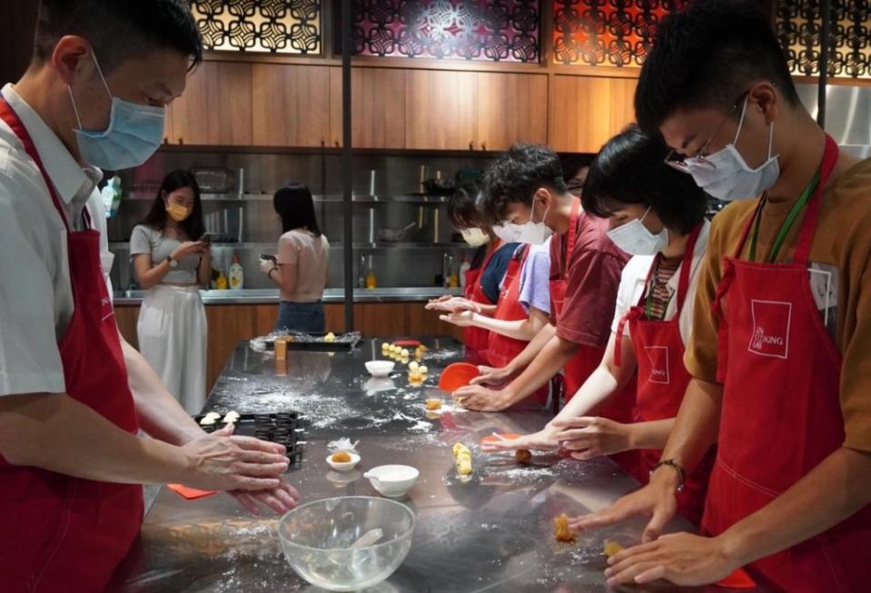 青年局「化身一日職人，體驗漢餅美學」。（記者許正雄翻攝）