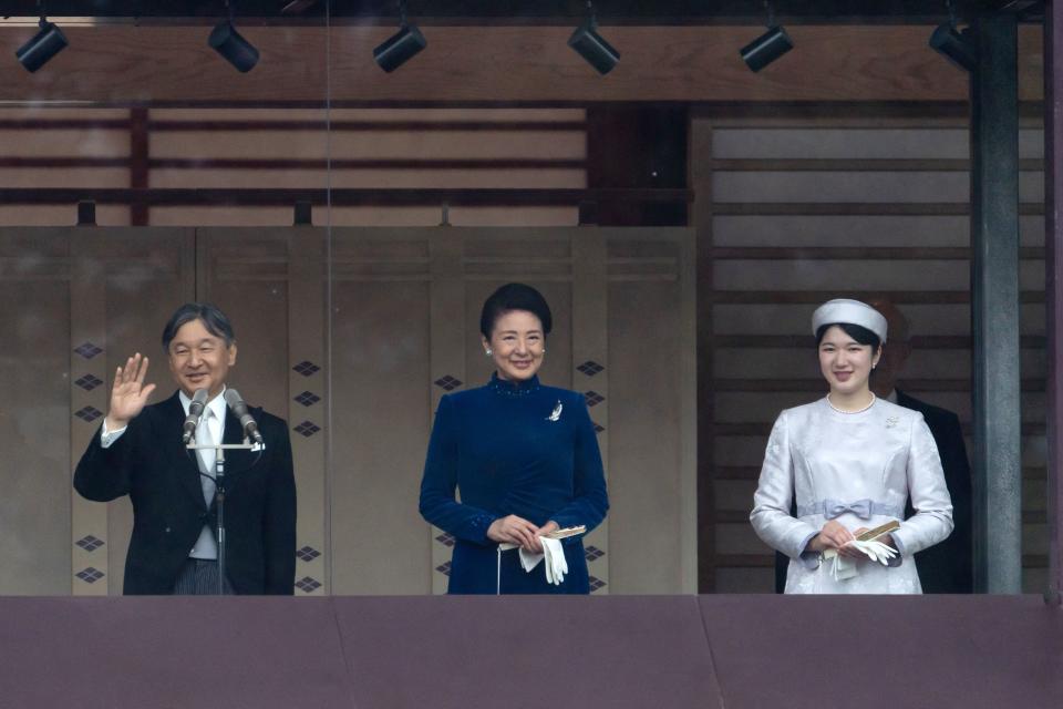 德仁天皇上月23日迎64歲生日，與雅子皇后、愛子公主接受民眾朝賀。（資料照，路透社）