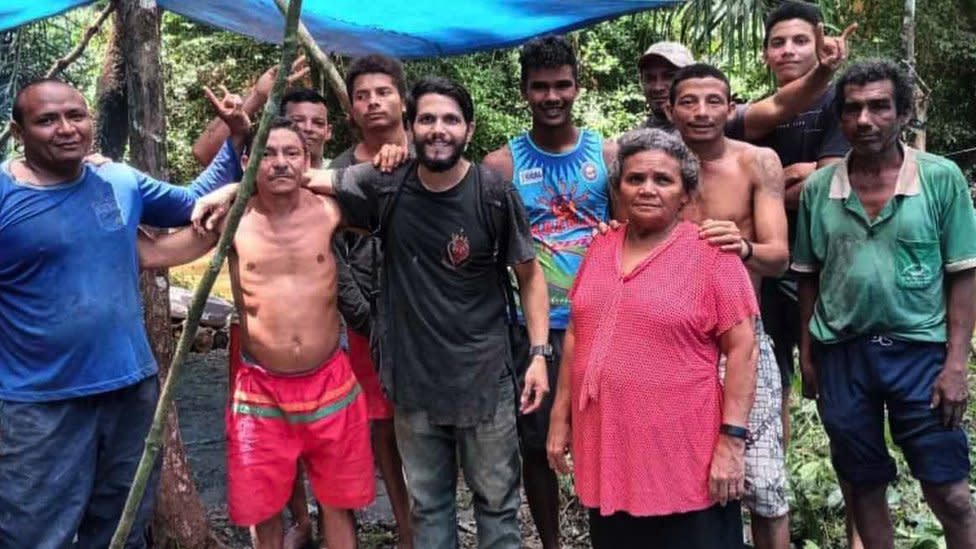 Antonio junto a los recolectores de castañas que lo rescataron.