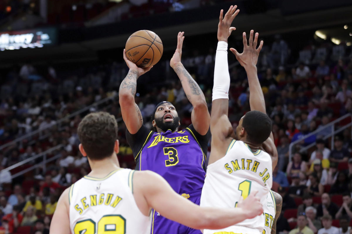 Lakers rout Wizards for 10th straight victory