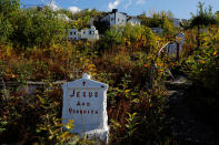 Otra de las estaciones del viacrucis de Jesucristo representada. La maleza ha cubierto casi por completo la mayoría de estructuras. (Foto: Brian Snyder / Reuters).