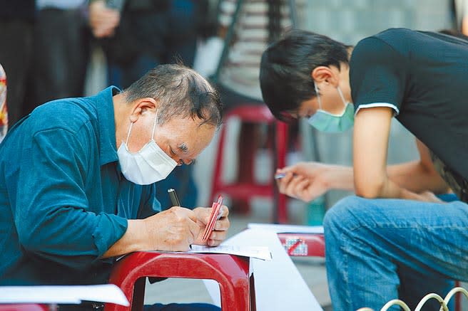 行政院擴大紓困方案上路8日進入第三天，新北市三重區公所依舊大排長龍，許多有需求的民眾前來申請。（杜宜諳攝）