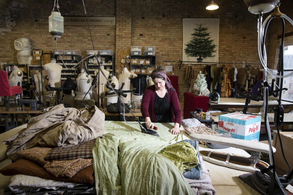 Corrina Bakken, directora de vestuario de la Ópera de Minnesota, elabora cubrebocas para los trabajadores de los hospitales en su taller de Minneapolis, Minnesota, el 24 de marzo de 2020. (Tim Gruber/The New York Times)