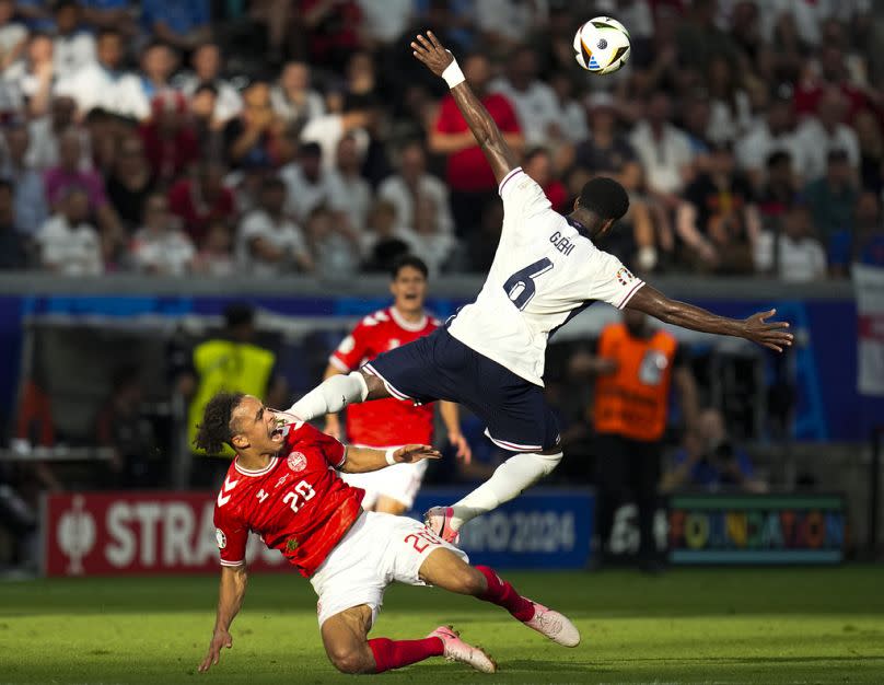 Le Danois Yussuf Poulsen (20) et l'Anglais Marc Guehi (6) se heurtent lors du match du groupe C entre le Danemark et l'Angleterre à l'Euro 2024 de football à Francfort