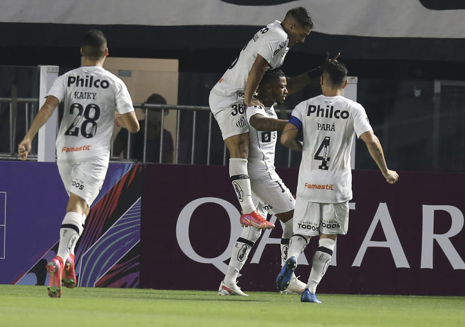 Marinho, del Santos de Brasil, segundo a la izquierda, celebra con su compañero de equipo Marcos Leonardo después de anotar el primer gol de su equipo contra The Strongest de Bolivia en un partido por la fase de grupo de la Copa Libertadores en el Estadio Urbano Caldeira en Santos, Brasil, el martes 4 de mayo de 2021. (Alexandre Schneider/Pool vía AP)